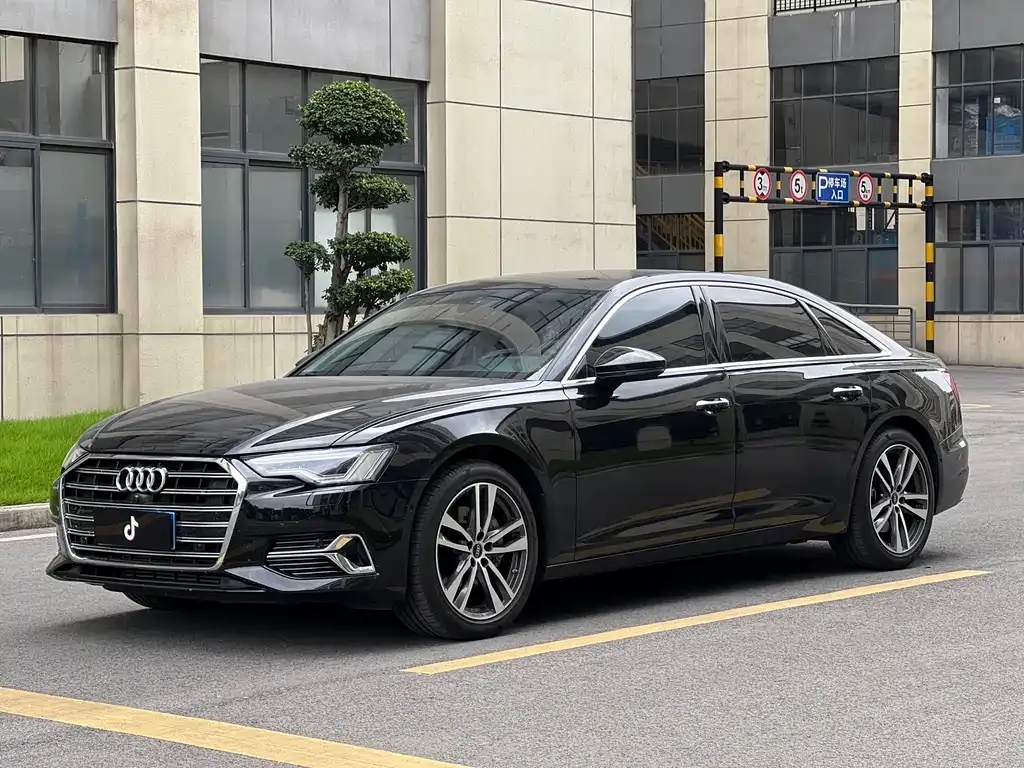 Audi A6L — фото 1