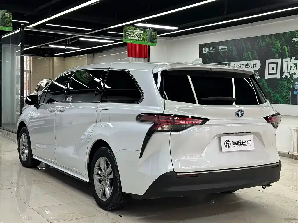 Toyota Sienna — фото 6