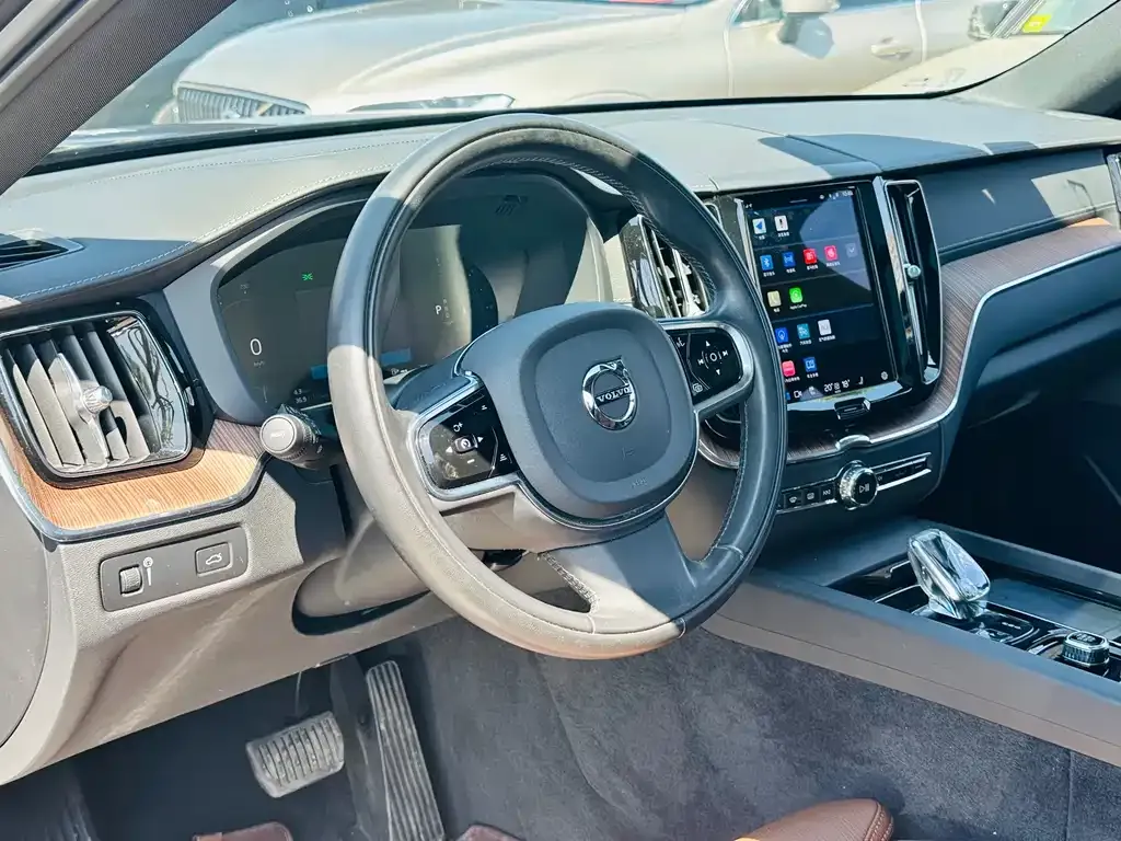 Volvo XC60 — фото 4