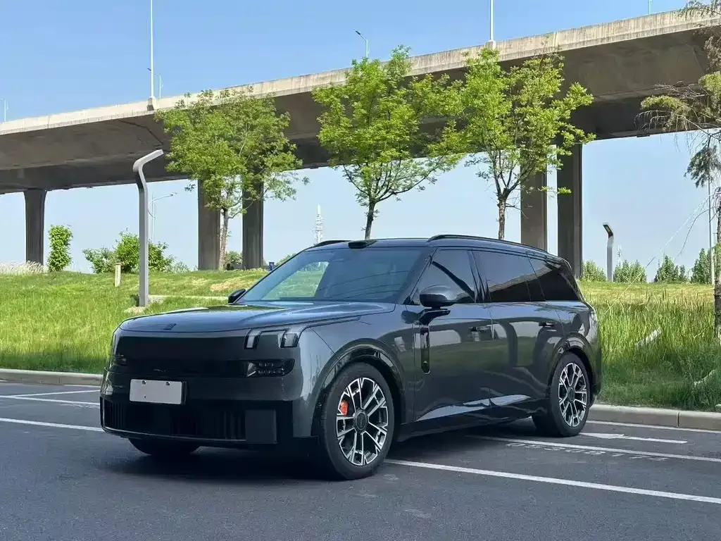Lynk & Co 900