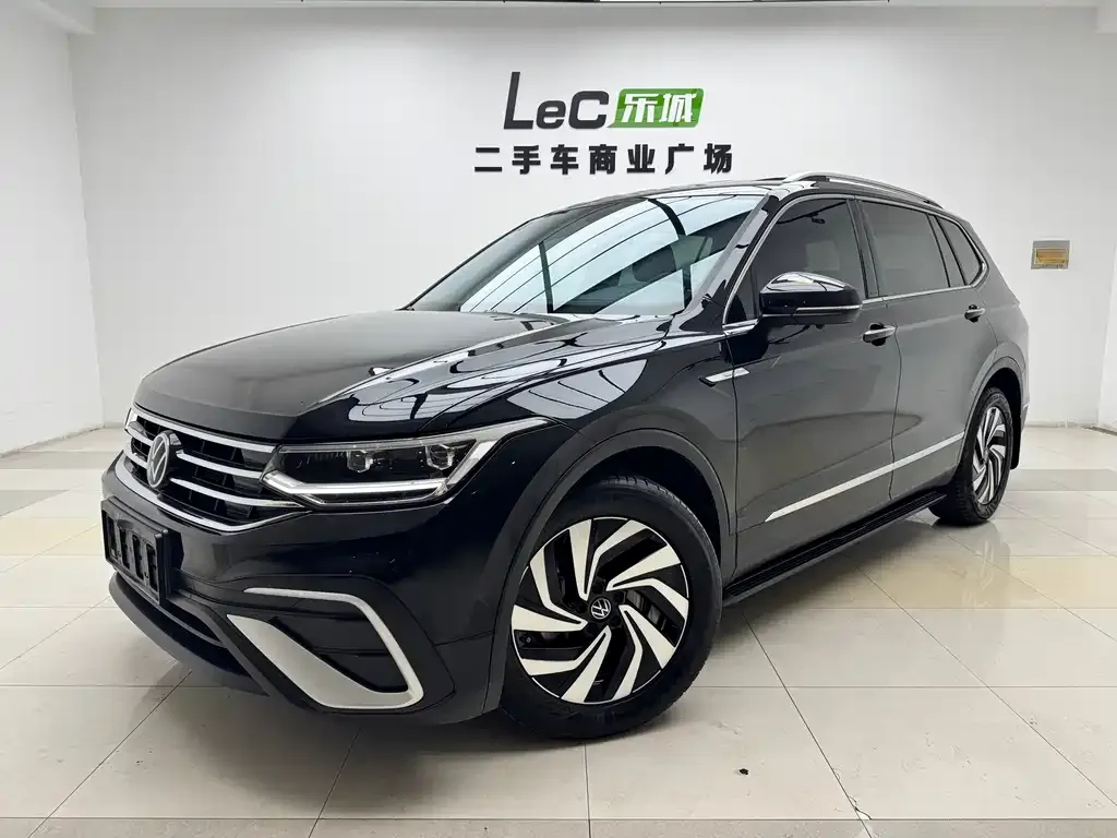Volkswagen Tiguan L — фото 1
