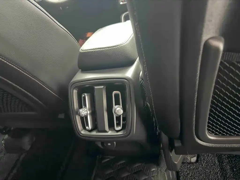 Volvo XC40 — фото 10
