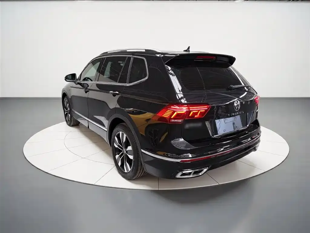 Volkswagen Tiguan L — фото 2