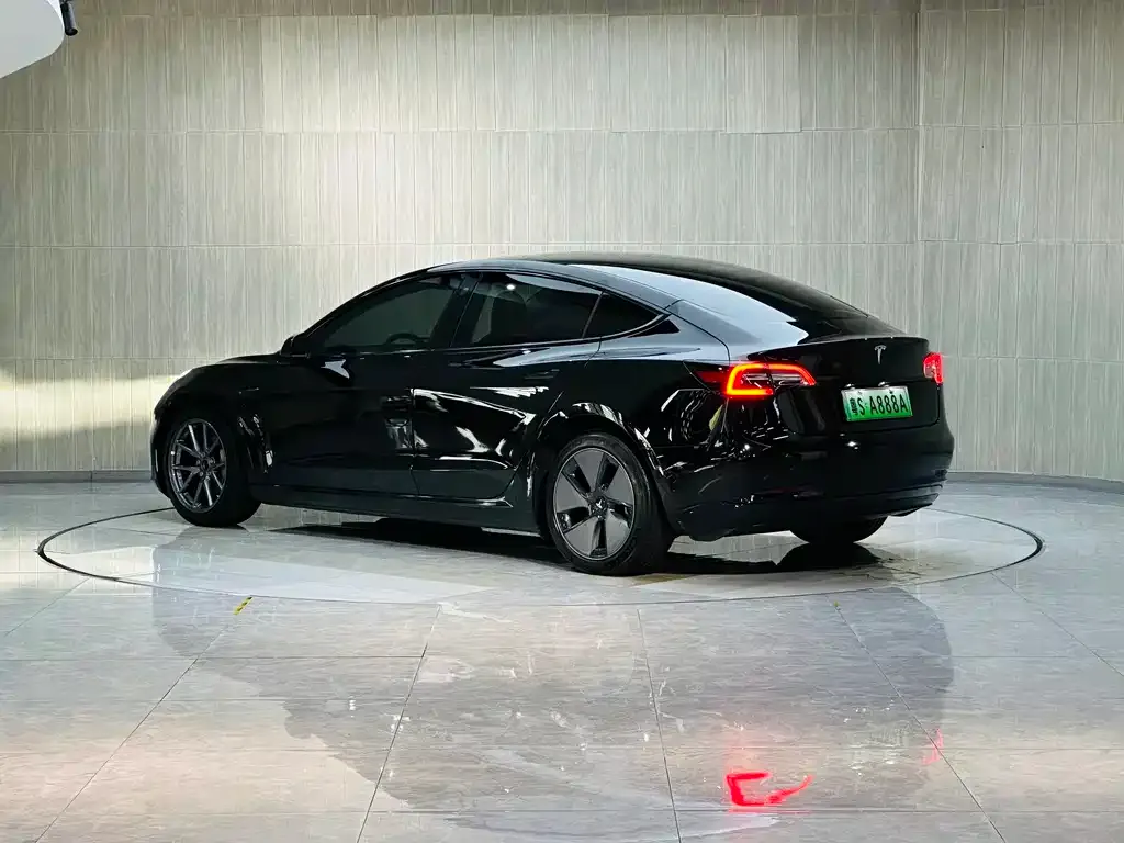 Tesla Model 3 — фото 4