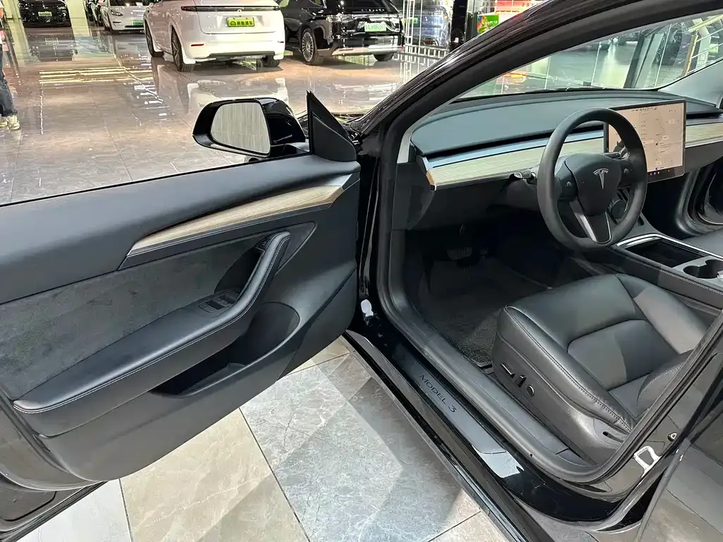 Tesla Model 3 — фото 10