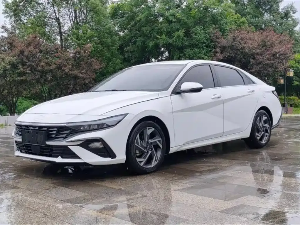 Hyundai Elantra — фото 1