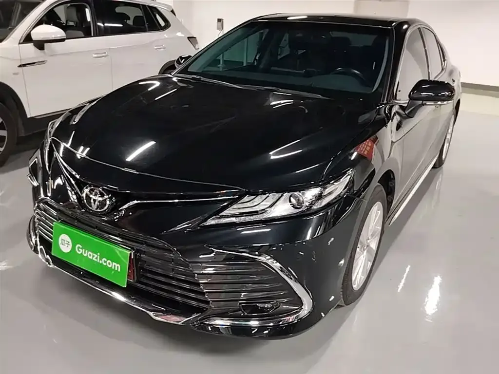 Toyota Camry — фото 1