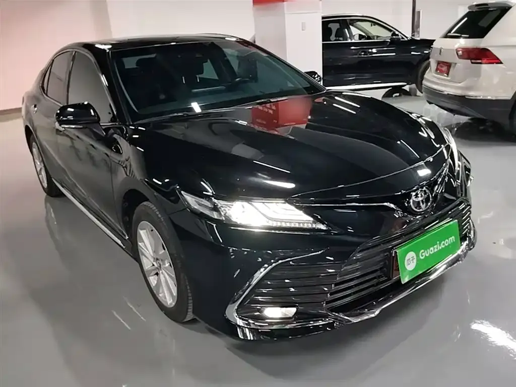 Toyota Camry — фото 2