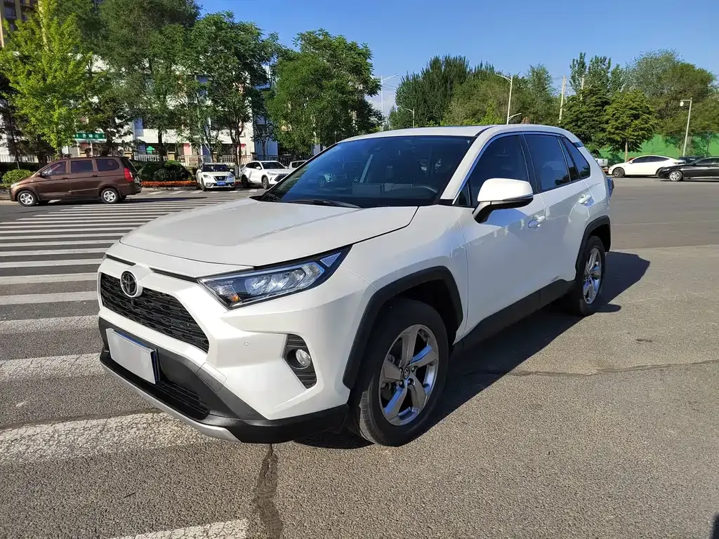 Toyota RAV4 — фото 1