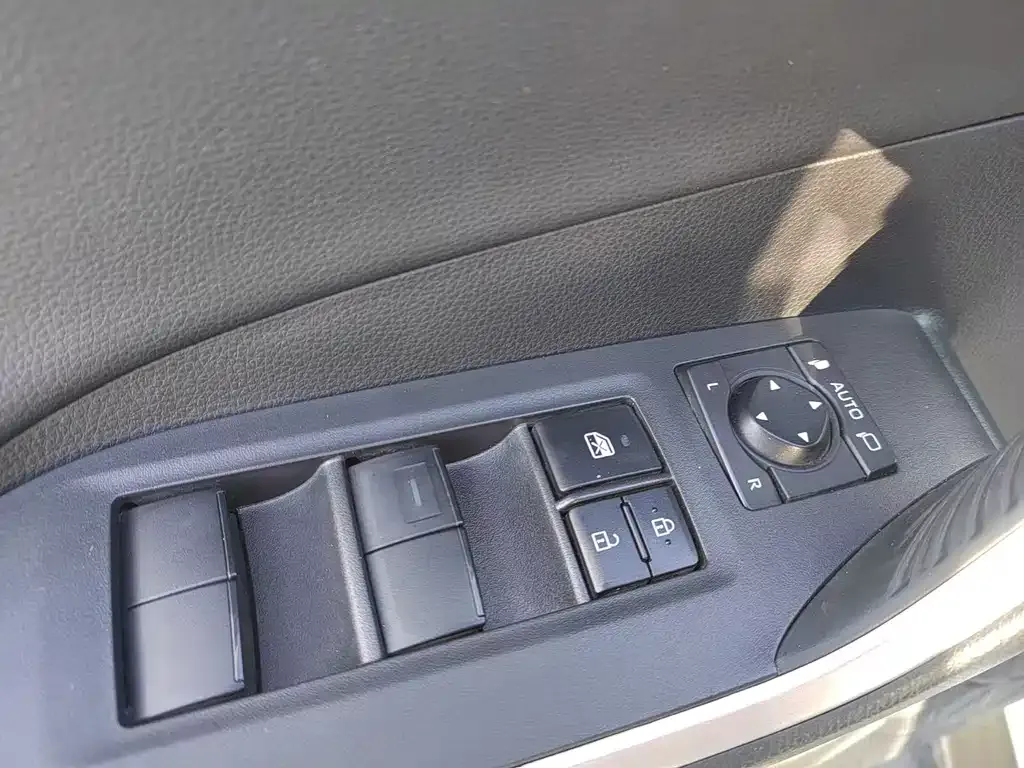 Toyota RAV4 — фото 3