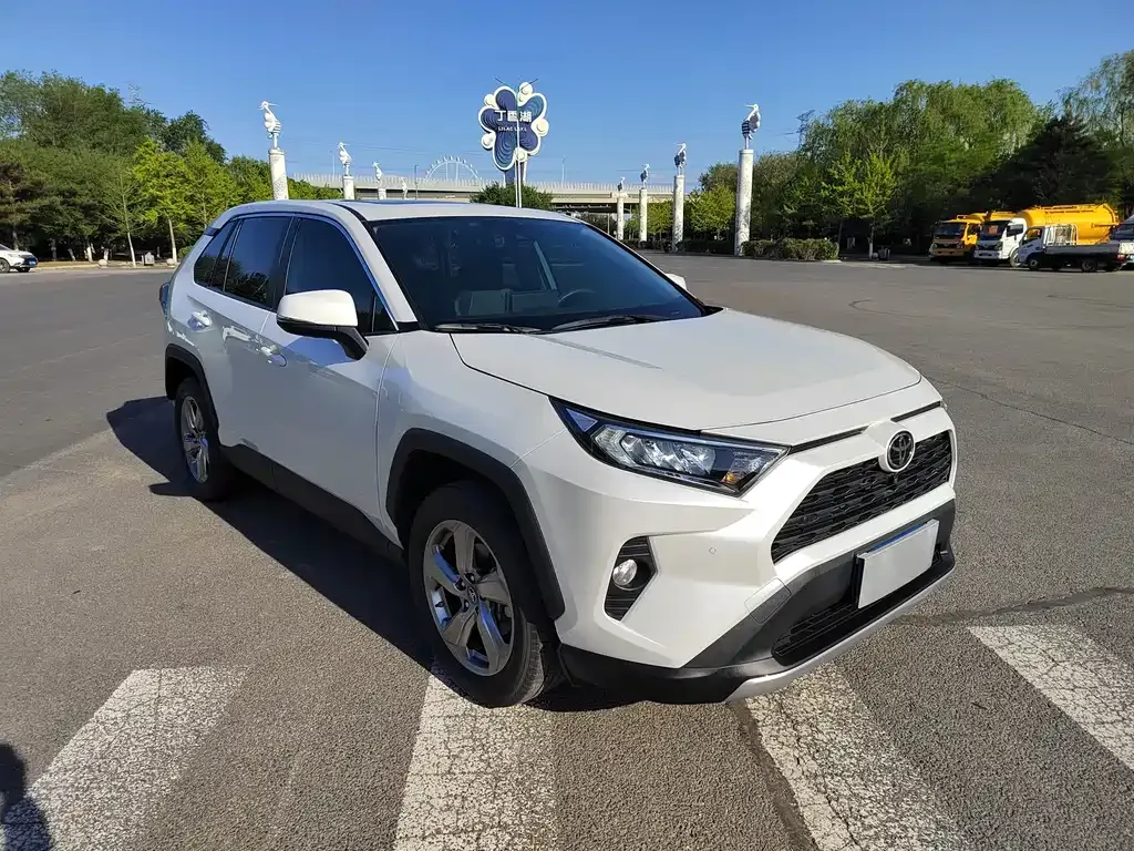 Toyota RAV4 — фото 8