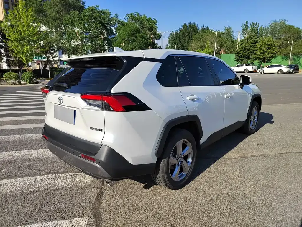 Toyota RAV4 — фото 9