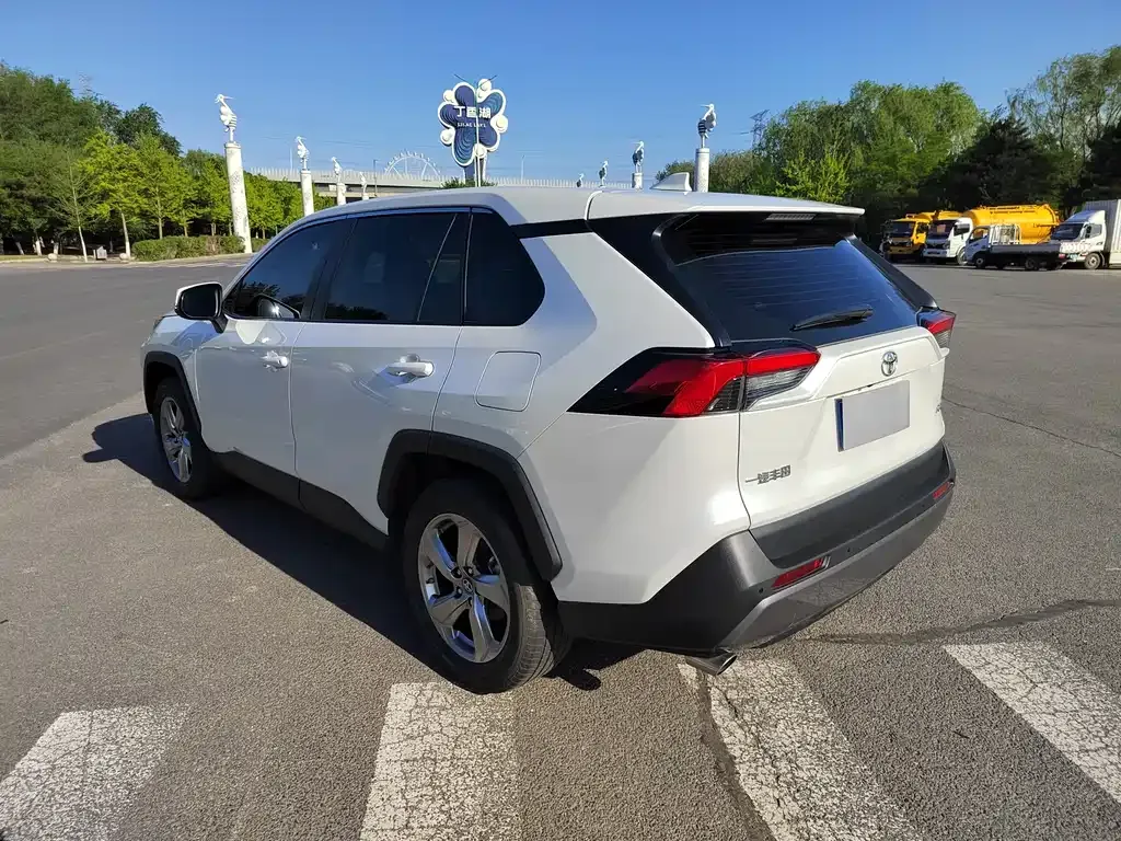 Toyota RAV4 — фото 7
