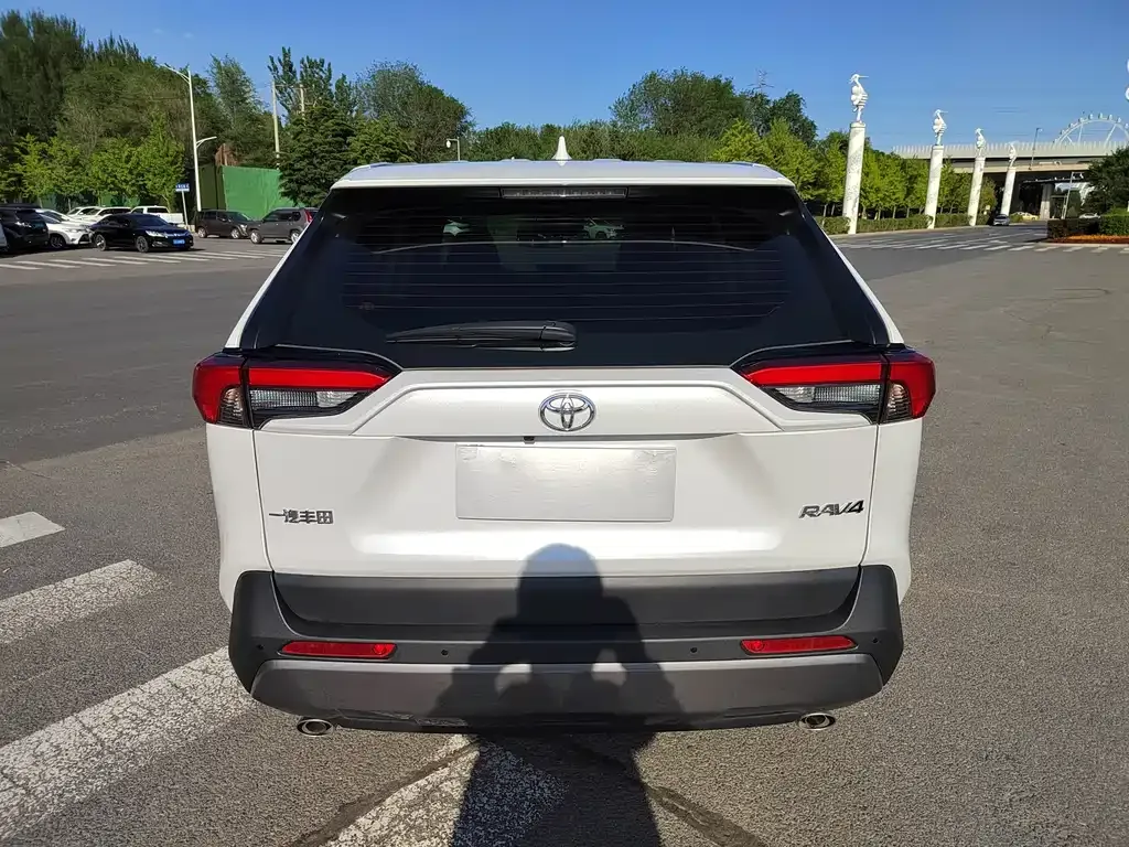 Toyota RAV4 — фото 6