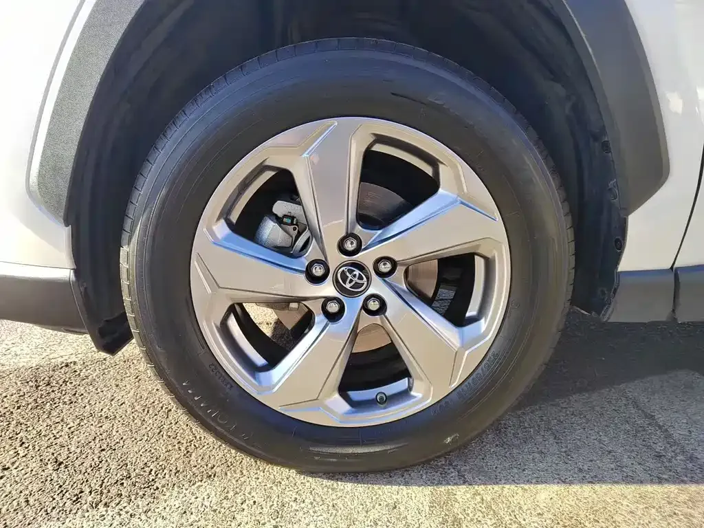 Toyota RAV4 — фото 4