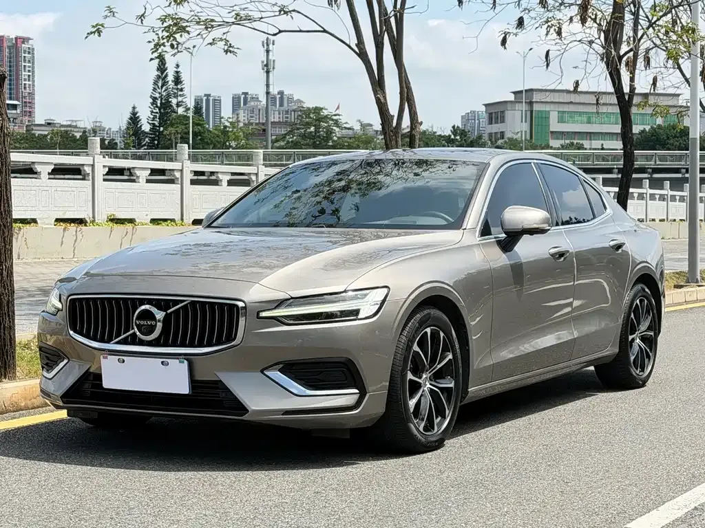 Volvo S60 — фото 1