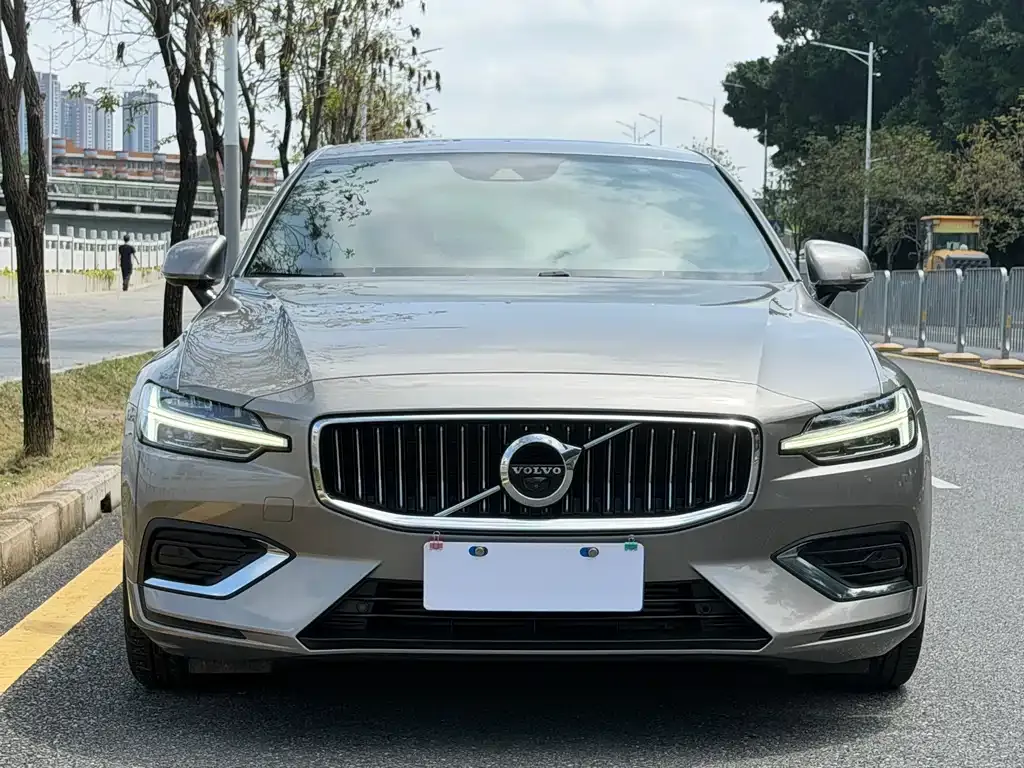 Volvo S60 — фото 9