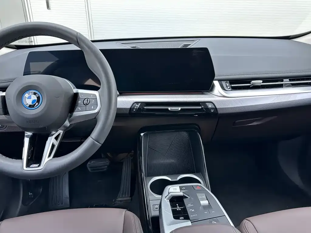 BMW iX1 2025 из CN, фото 6