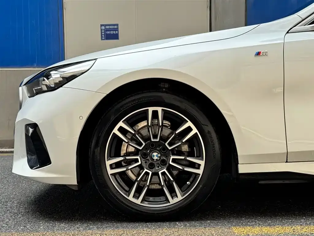 BMW 5 Series — фото 10