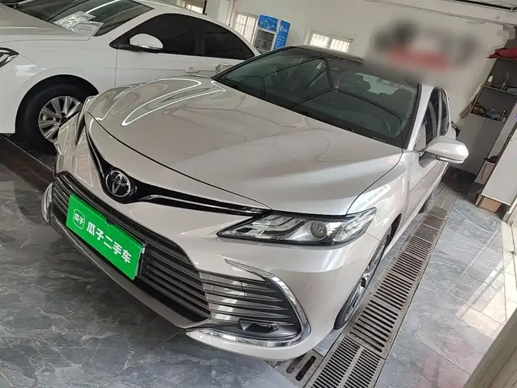 Toyota Camry — фото 1