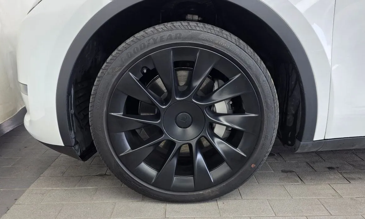 Tesla Model Y — фото 10