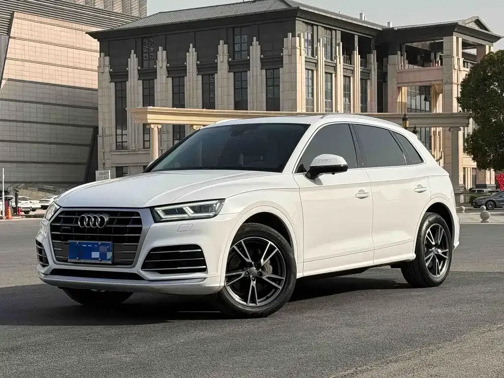 Audi Q5L — фото 1