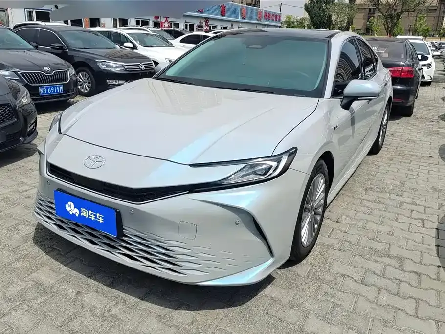Toyota Camry — фото 1