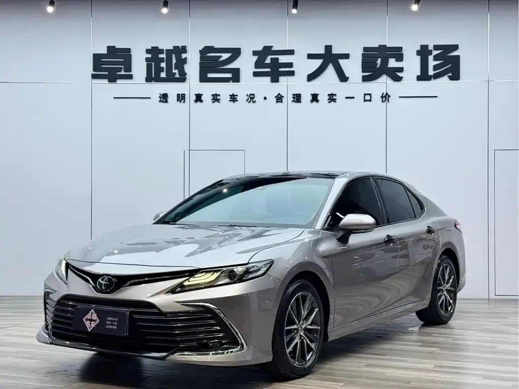 Toyota Camry — фото 1