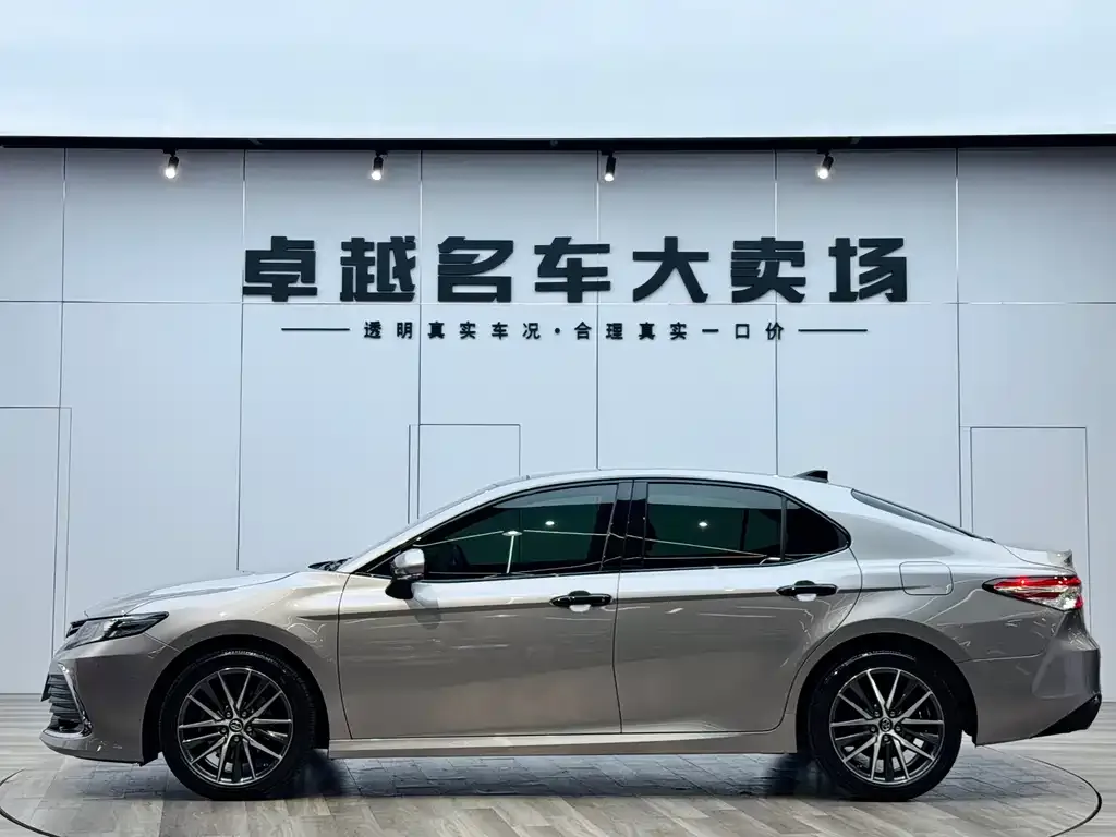 Toyota Camry — фото 6