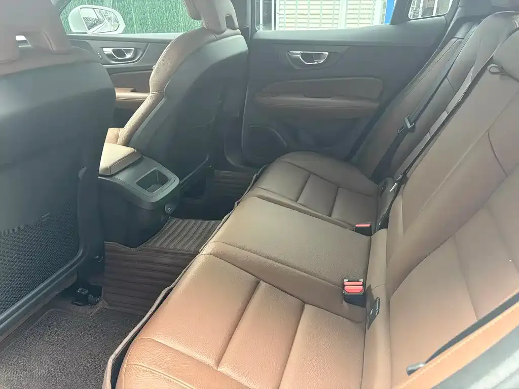 Volvo S60 2025 из CN, фото 3