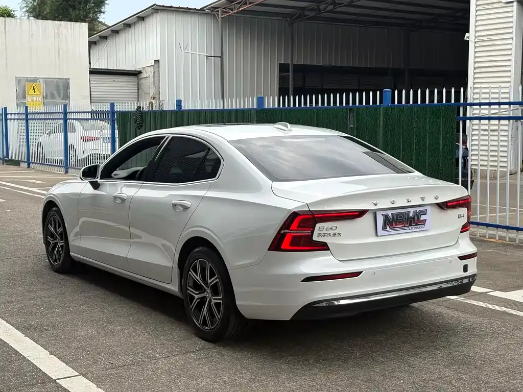 Volvo S60 2025 из CN, фото 4
