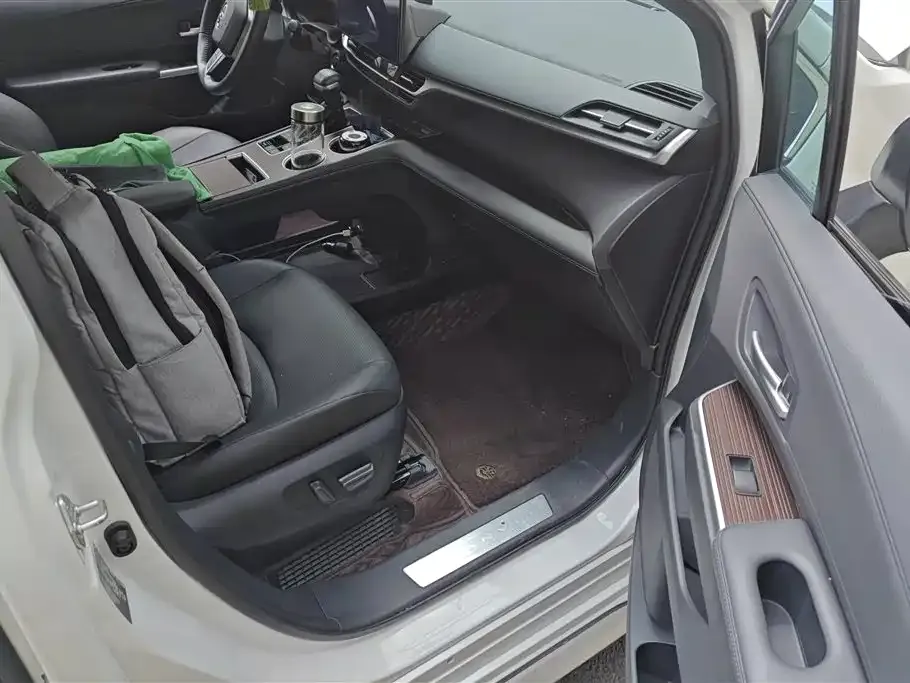 Toyota Granvia — фото 10
