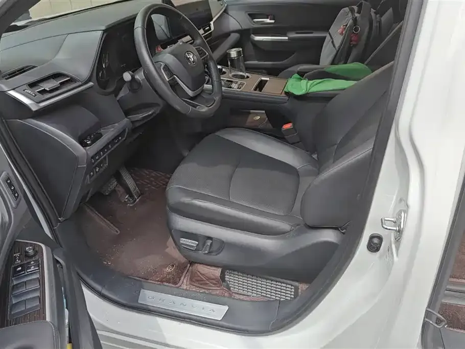 Toyota Granvia — фото 7