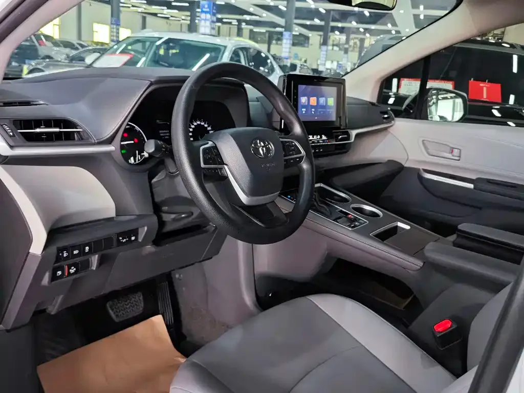 Toyota Granvia 2023 из CN, фото 4