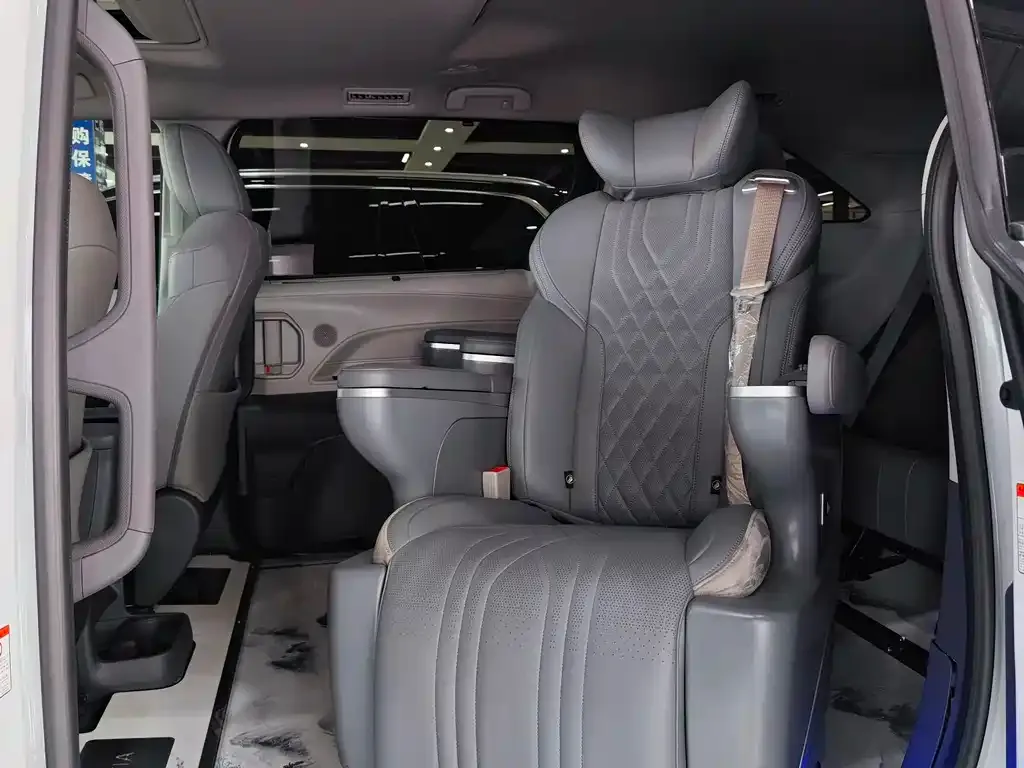 Toyota Granvia 2023 из CN, фото 3