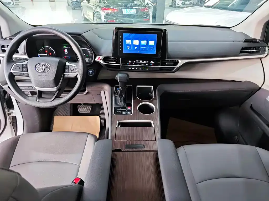 Toyota Granvia 2023 из CN, фото 5