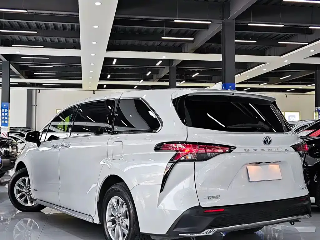 Toyota Granvia 2023 из CN, фото 6