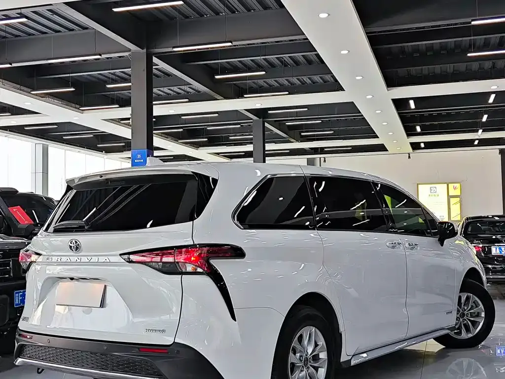 Toyota Granvia 2023 из CN, фото 8