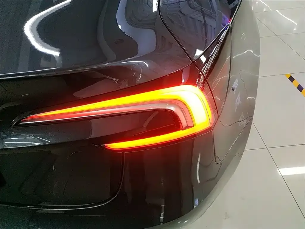 Tesla Model 3 — фото 10