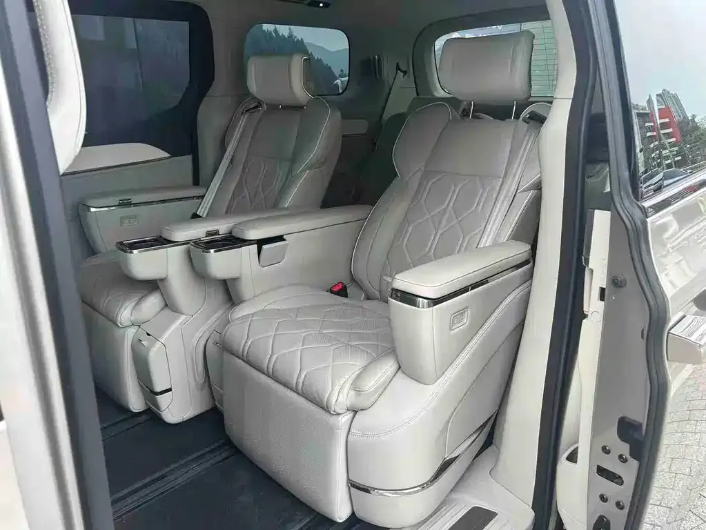 Volvo EM90 2024 из CN, фото 6