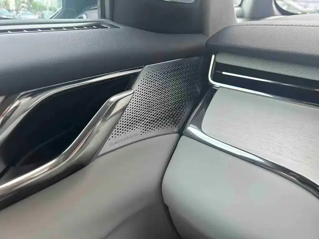 Volvo EM90 2024 из CN, фото 4