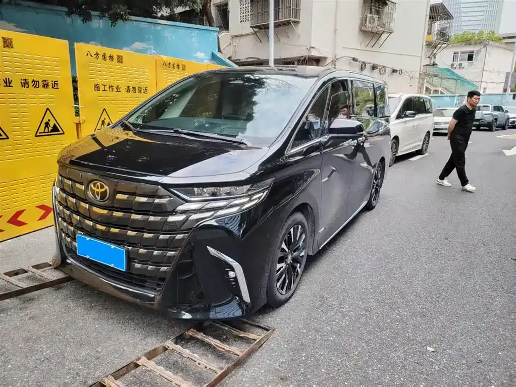 Toyota Alphard — фото 1