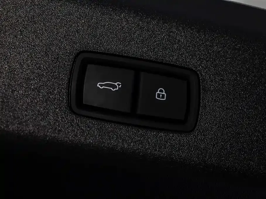 Li Auto i8 — фото 9