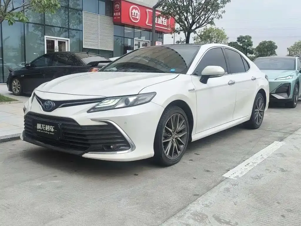 Toyota Camry — фото 1