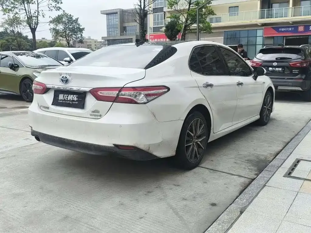 Toyota Camry — фото 2