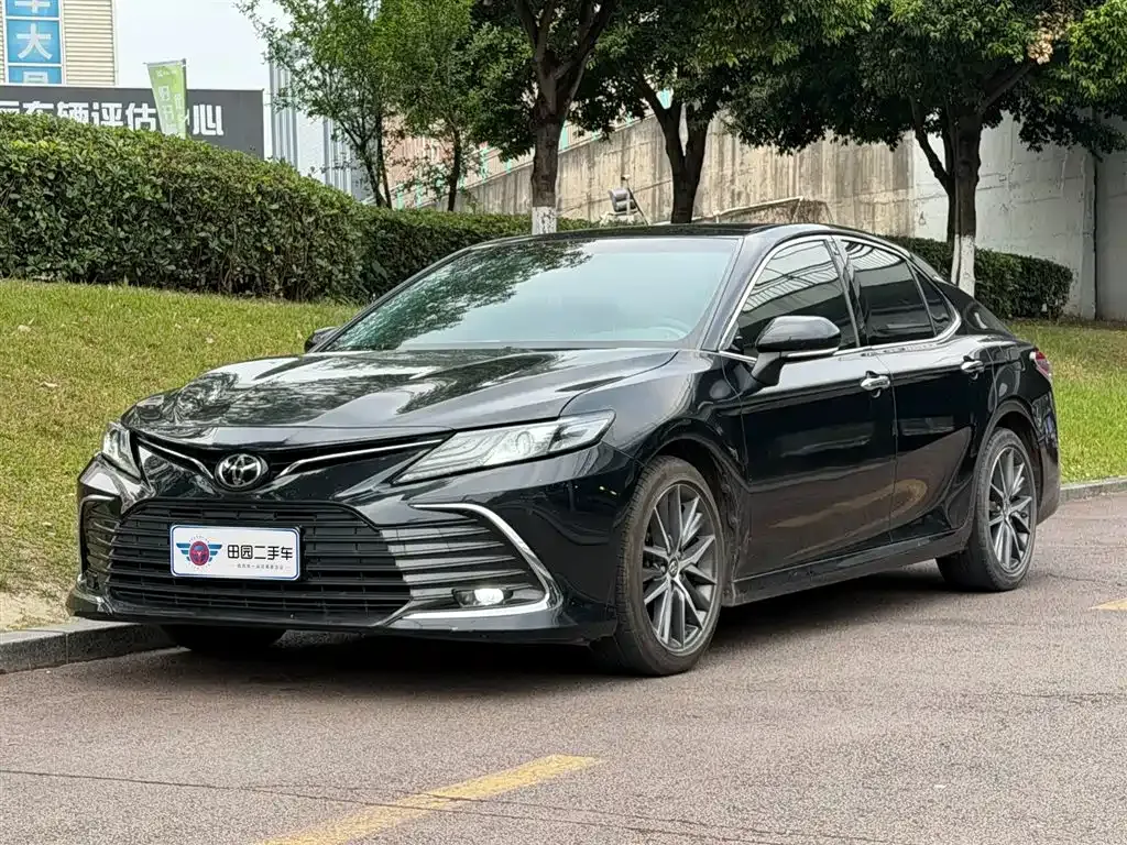 Toyota Camry — фото 1