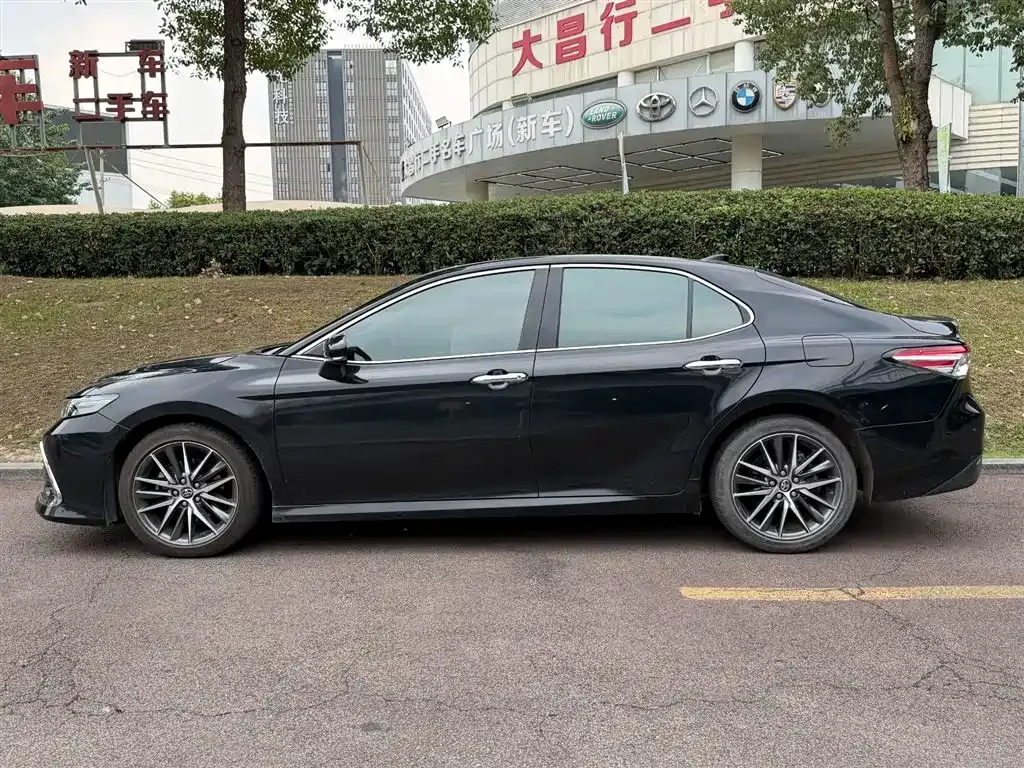 Toyota Camry — фото 4