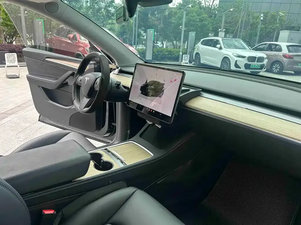 Tesla Model Y — фото 4