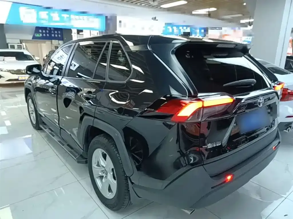 Toyota RAV4 — фото 7