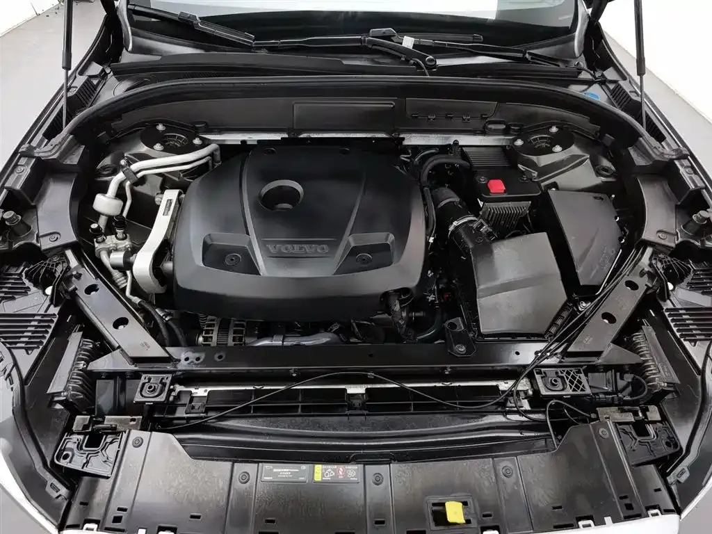 Volvo XC60 — фото 10
